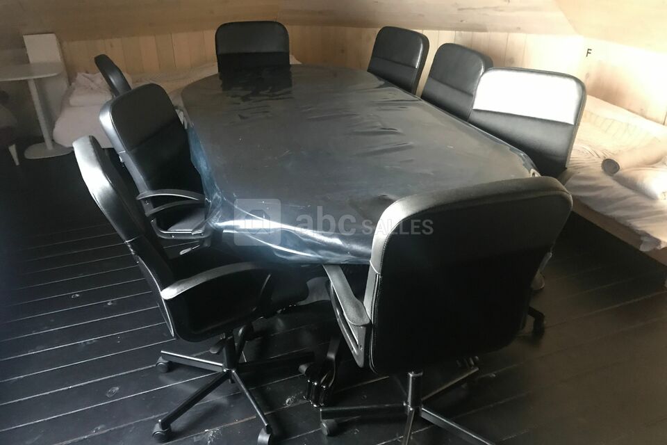 Salle de réunion avec rétroprojecteur jusque 12 personnes assis