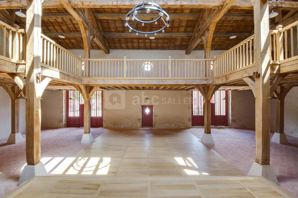 La salle de réception et sa mezzanine