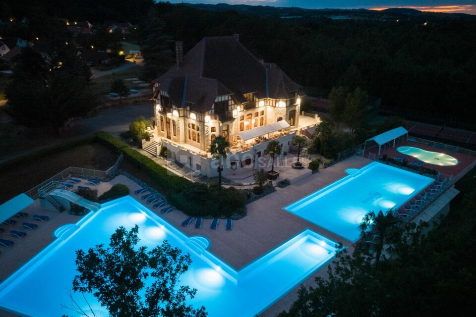 Château et piscines de nuit