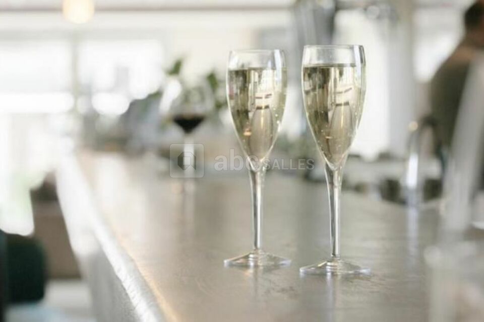 Coupe de champagne au bar de l'hôtel