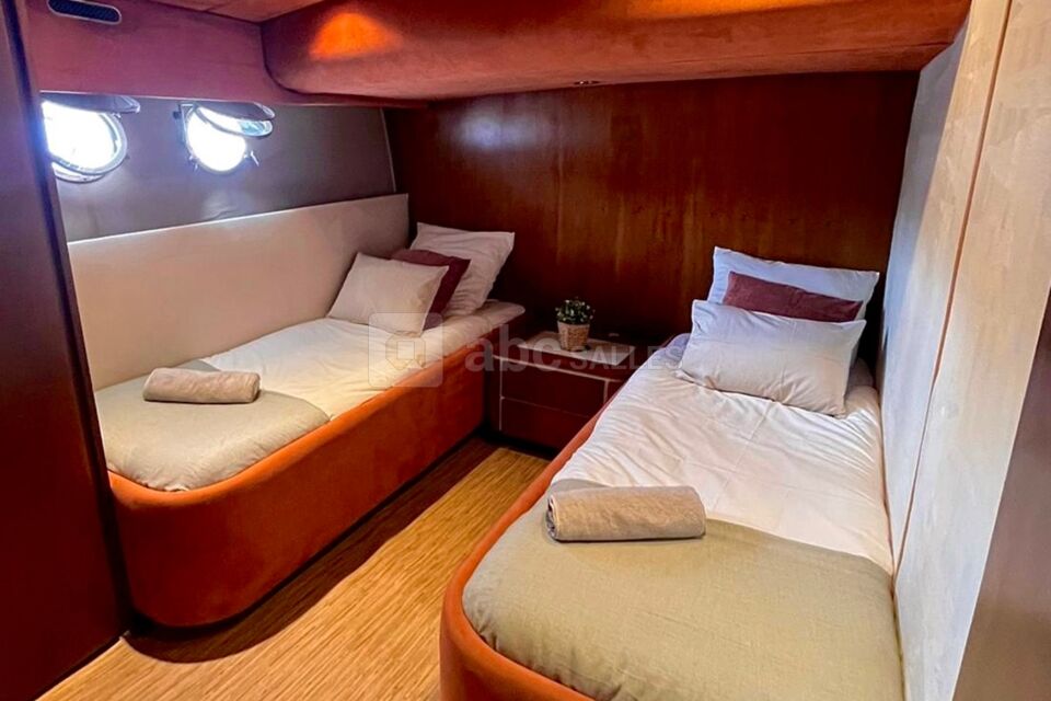 Yacht Cyos