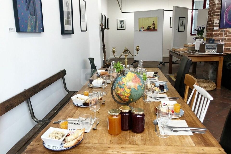 Tables dressées pour un repas en petit comité