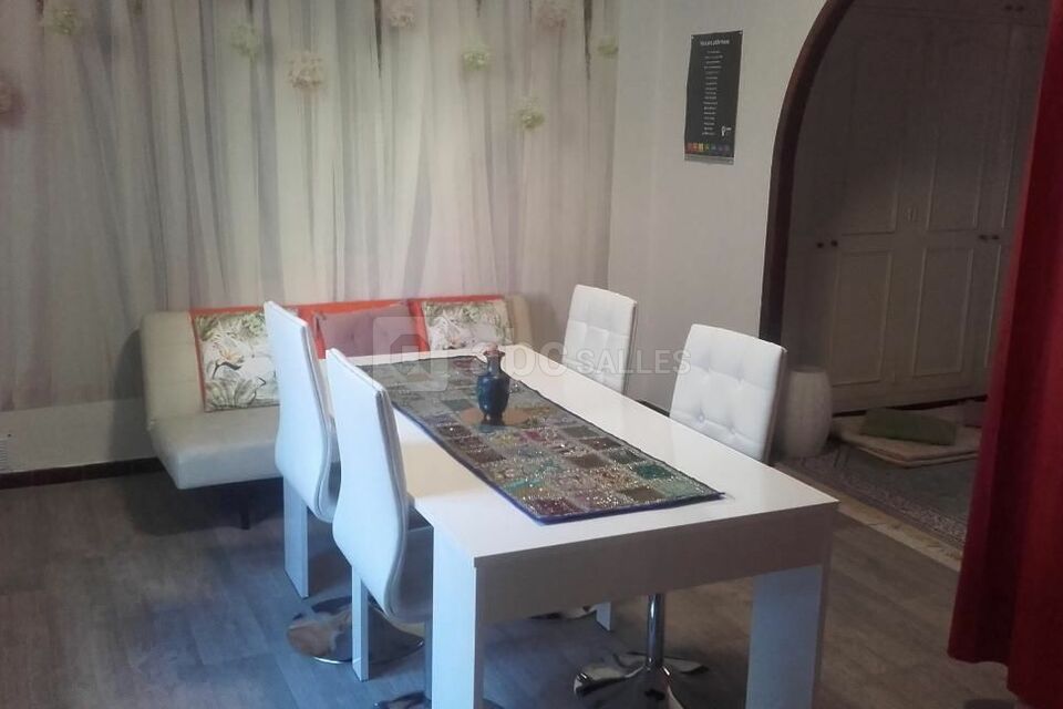 L'une des deux tables extensibles (capacité max. 15 p.)