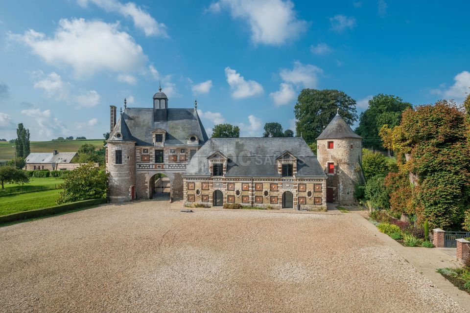 Extérieur salles de réception et/ou de vin d'honneur + Cour du château