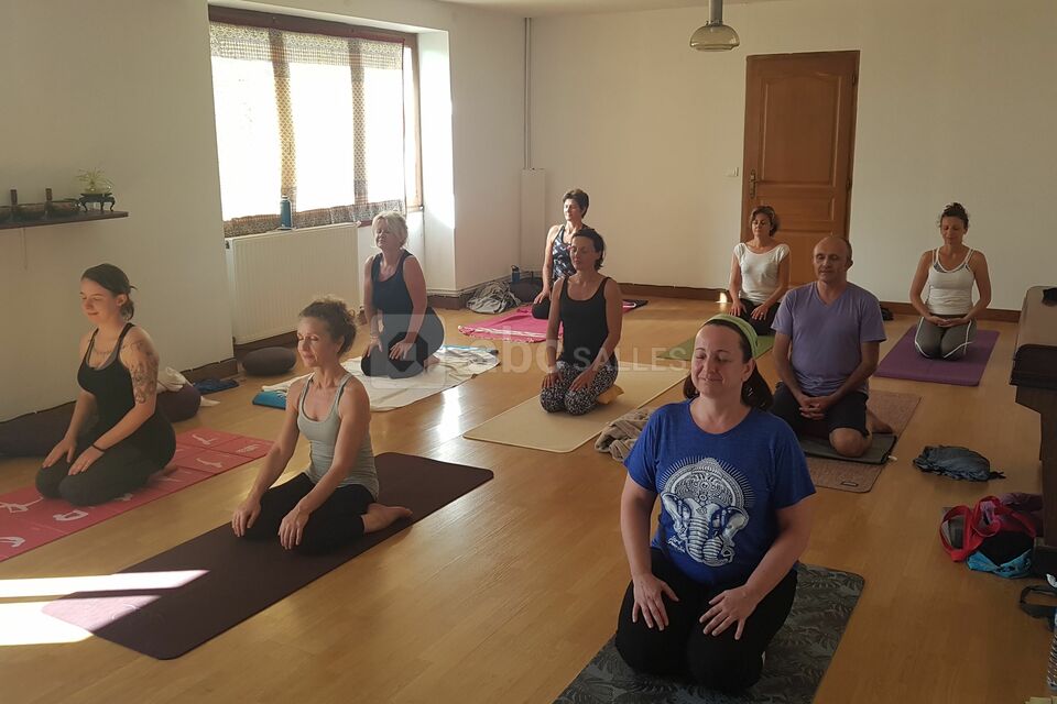Salle aménagée pour le yoga