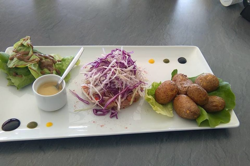 Tartare de thon lit de choux pommes grenailles sauce vierge