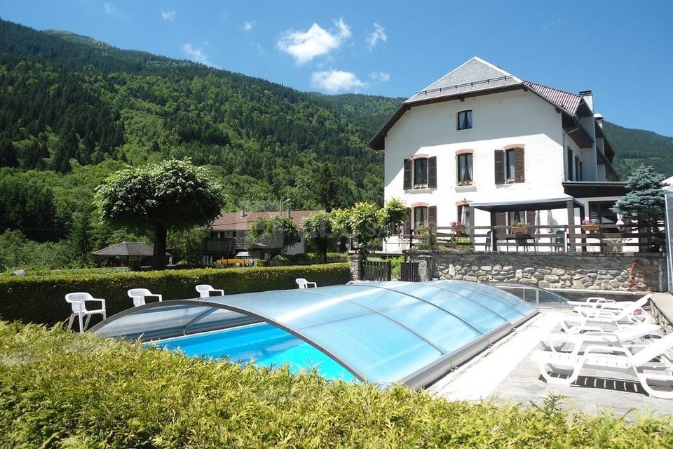 La residence l'altitude l'été avec piscine et tennis