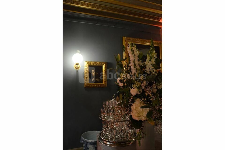 Buffet dans le salon aux colonnes