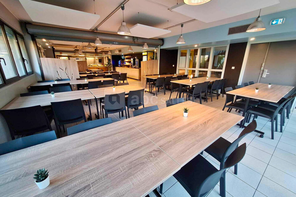 Cafeteria de 80 personnes