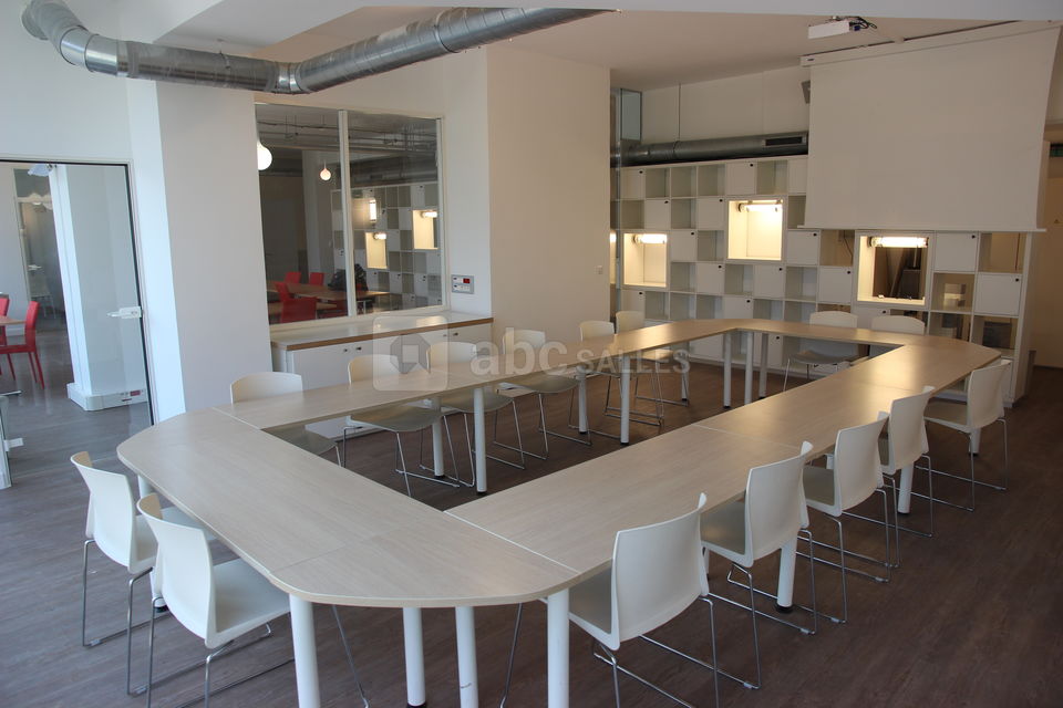 Grande salle de réunion en format U