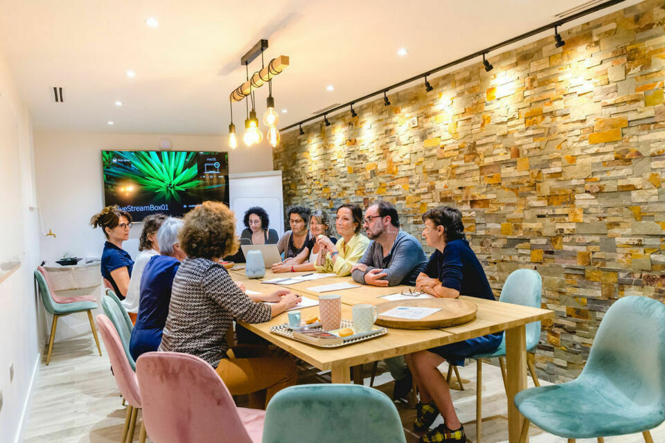 Salle confortable idéal pour 12
