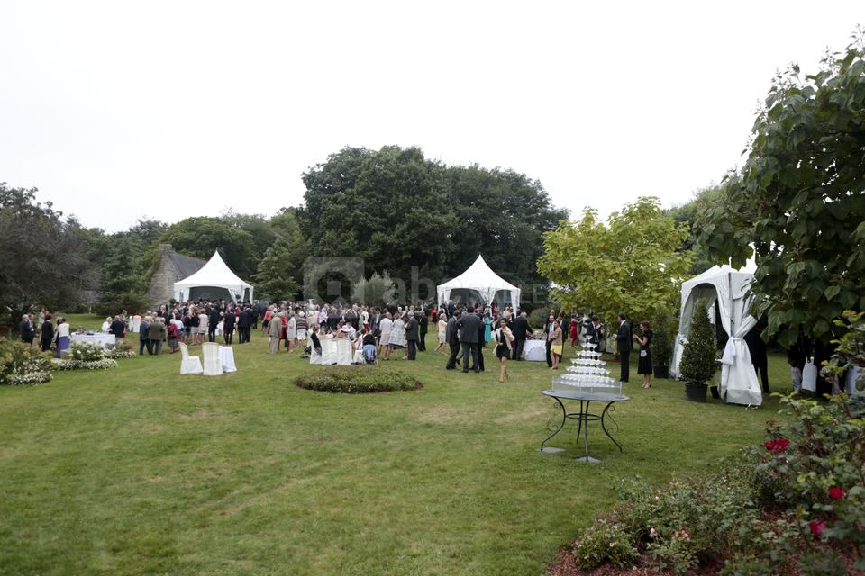 Le cocktail sur la prairie dominant l'aven