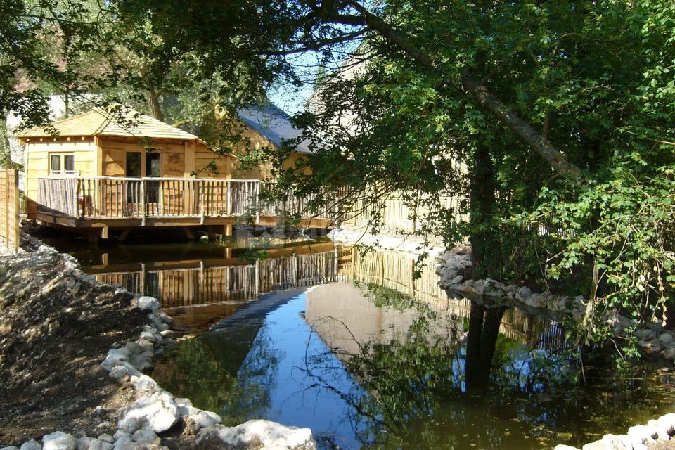 Cabane & mare naturelle