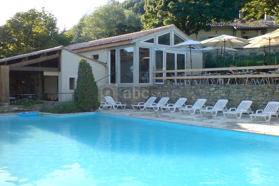 Vue de la piscine sur la salle de réception et sa terrasse