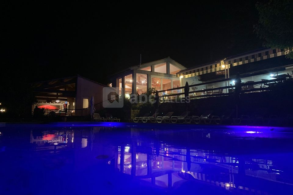 Vue de la piscine sur la salle de réception et sa terrasse