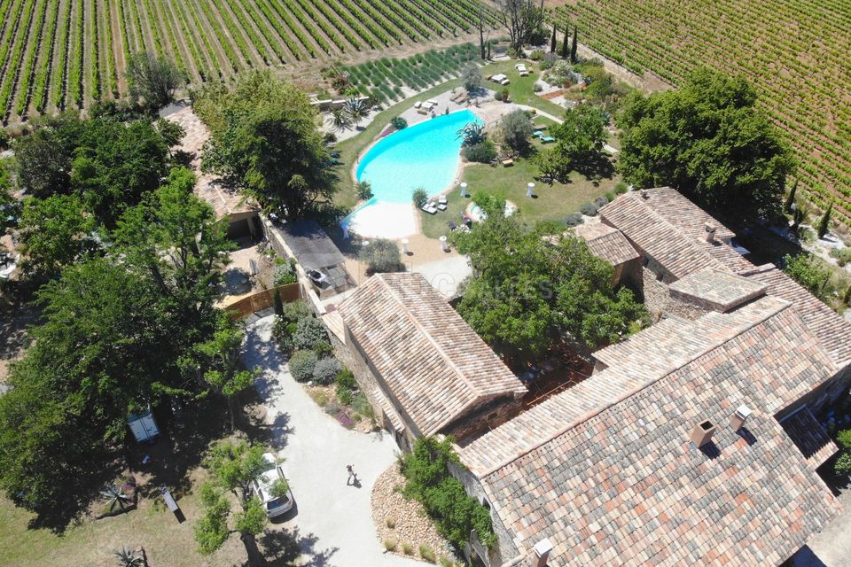 Vue générale de l'espace Cocktail autour de la piscine