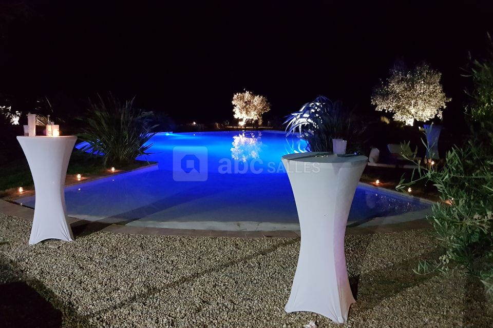 Espaces piscines éclairés en couleur