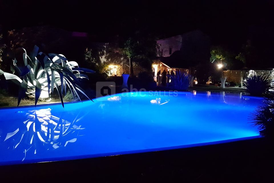 Espaces piscines éclairés en couleur