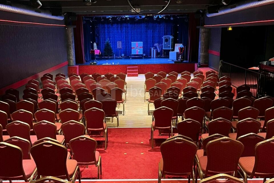 En théâtre