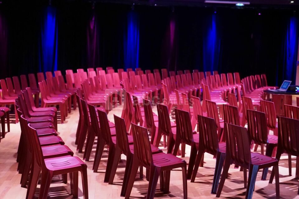 En conférence