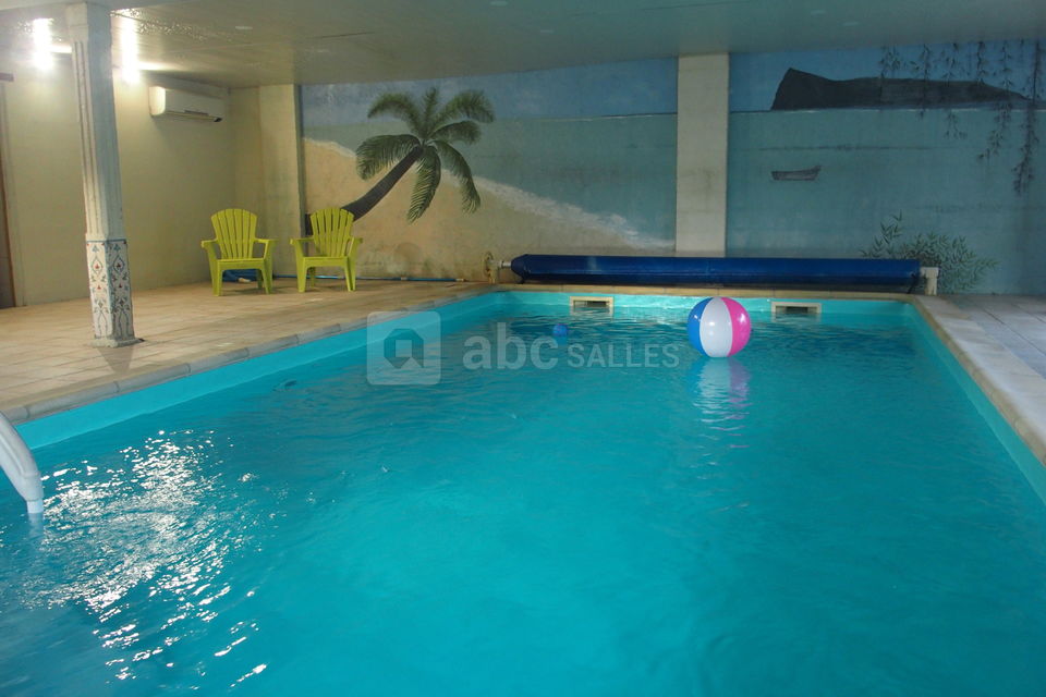 Piscine couverte et chauffée 28°