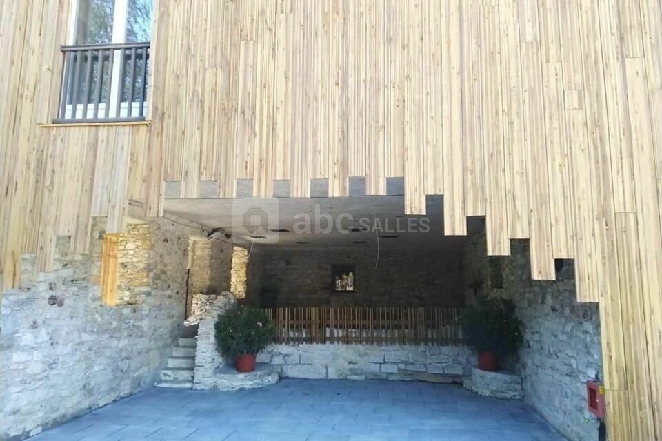 Façade est vue sur la chambre d'eau