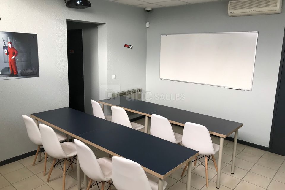 Salle de réunion en mode salle de classe
