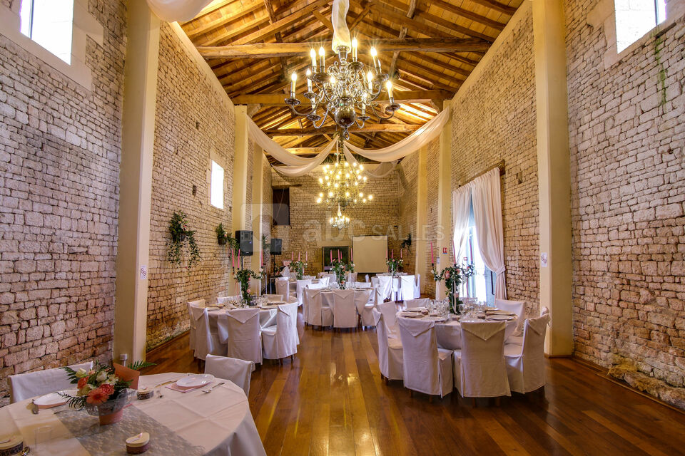 40 à 150 personnes dans cette salle