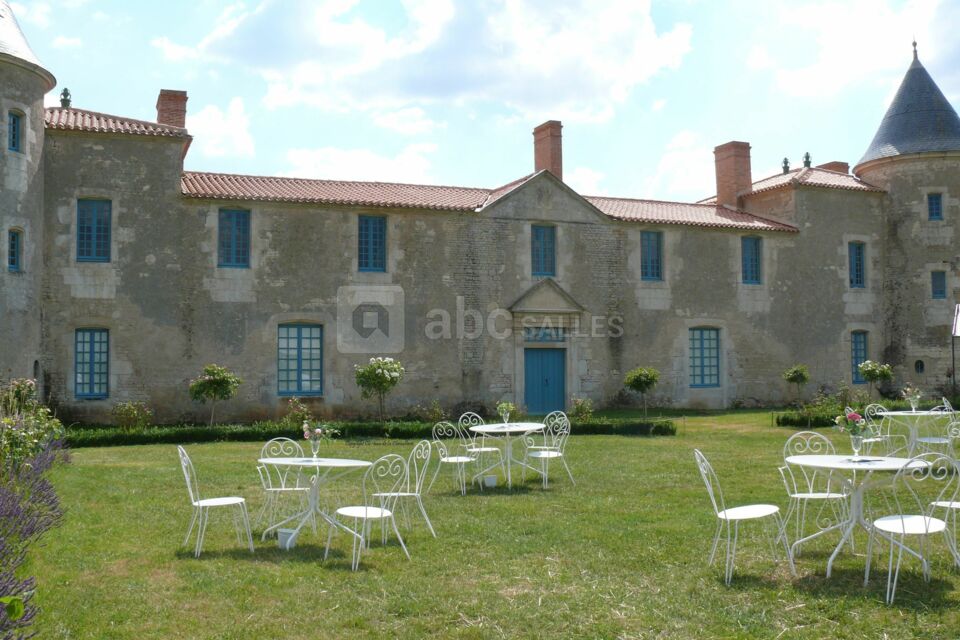 Un cocktail raffiné : tables de jardin et bouquet de fleurs