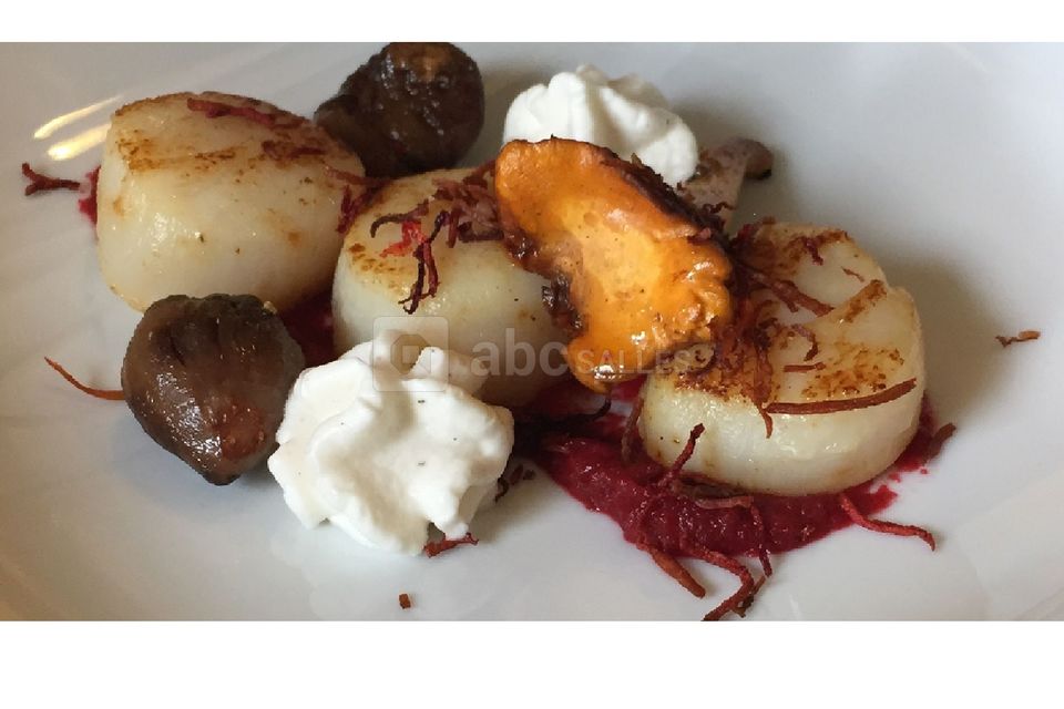 Noix de saint Jacques à la crème de bettrave et châtaignes