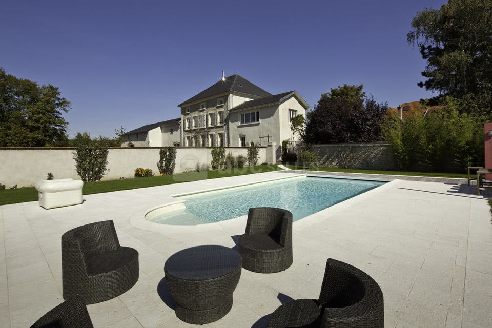 La piscine dans le parc de la brunerie