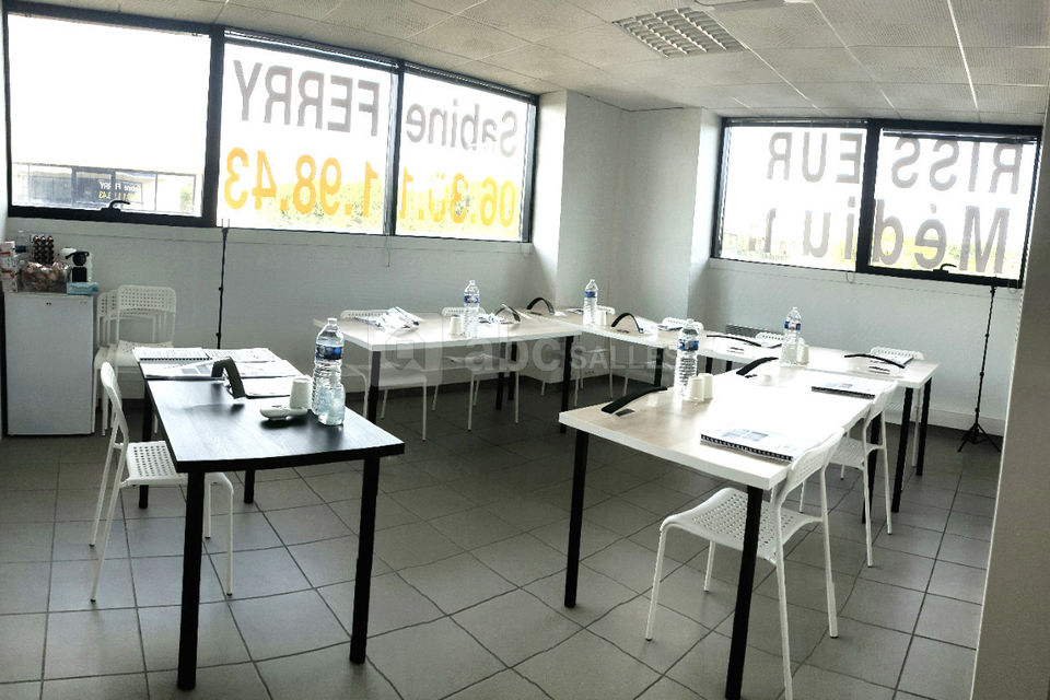 Salle avec tables et chaises