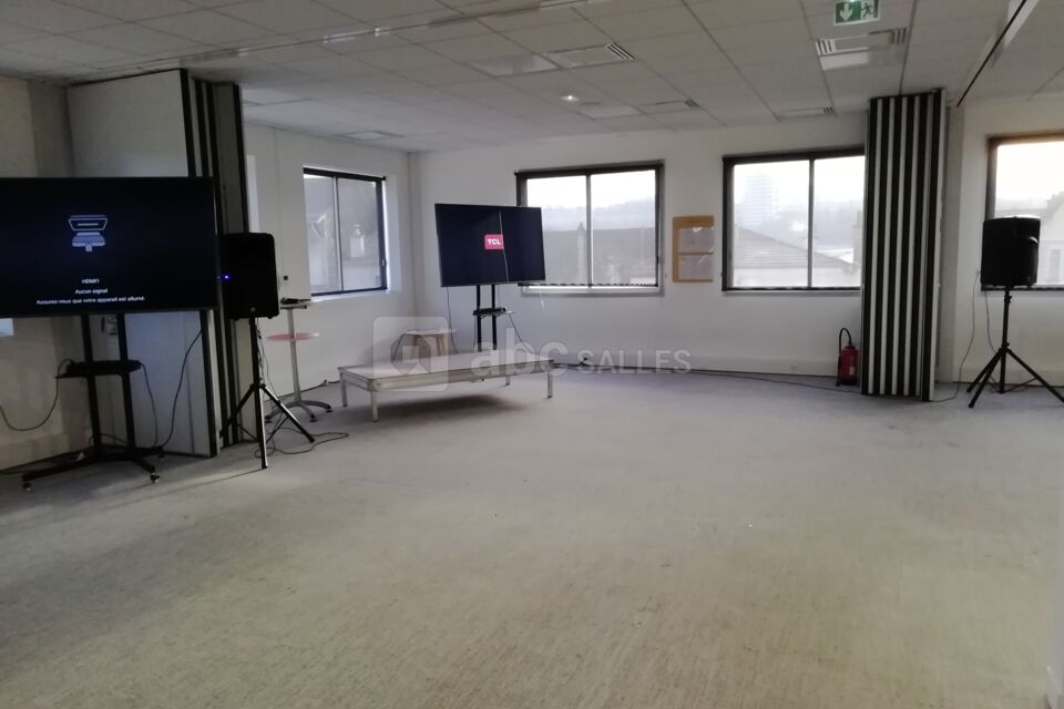 7merveilles+iles+nature+surf house (config plénière 300 personnes debout avec estrade + sono) prise de vue coté 7merveilles