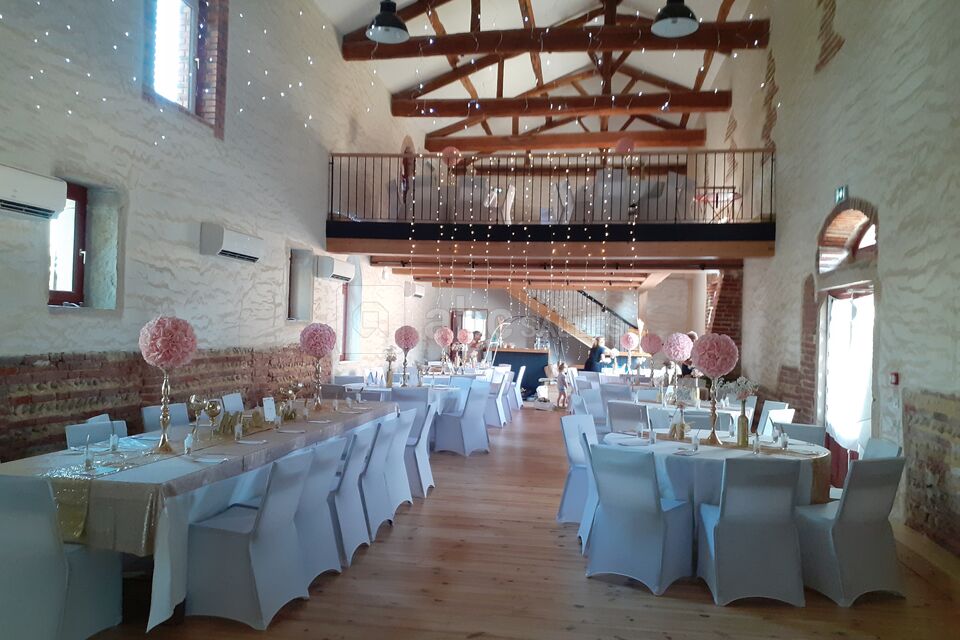 La salle de réception décorée pour un mariage