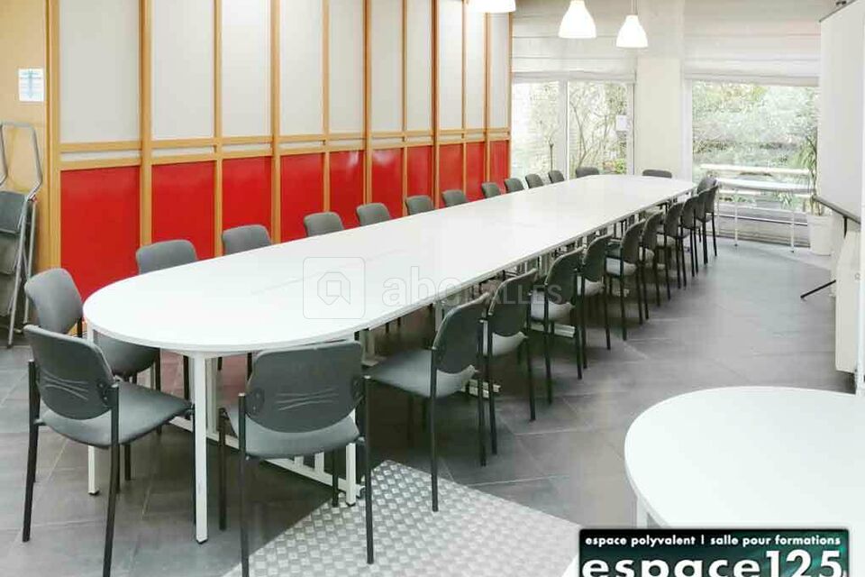 Espace125  |  Table de Réunion  |  26 personnes