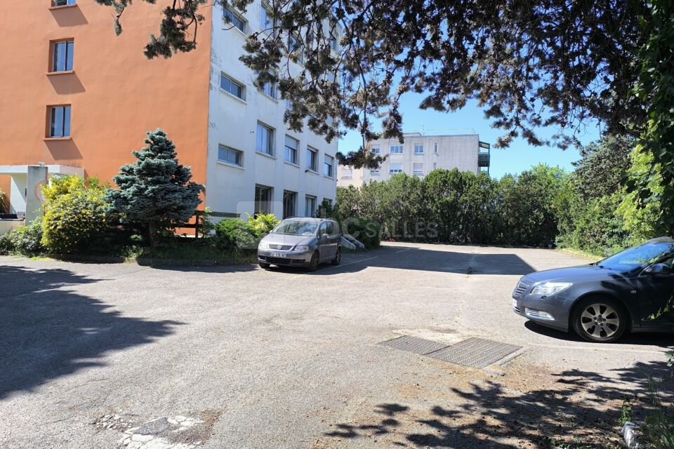 PARKING CLOS ET SECURISE