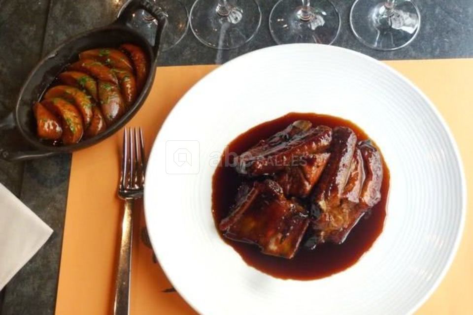 Travers de porc à la broche, pêches rôties