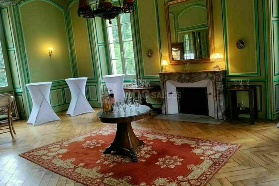 Salon de piano en préparation pour un cocktail