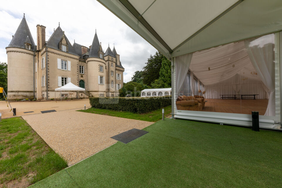 Façade nord avec cour privée et tente de réception