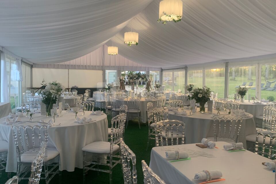 Repas mariage dans le chapiteau