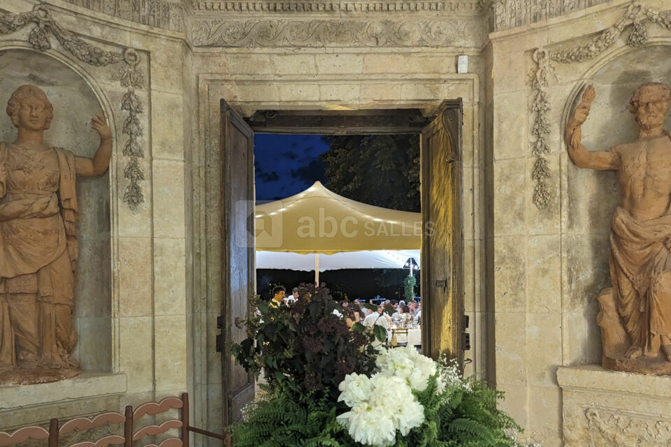 Voyage à travers 8 siècles d'histoire, des fondations templières au néo-classicisme.