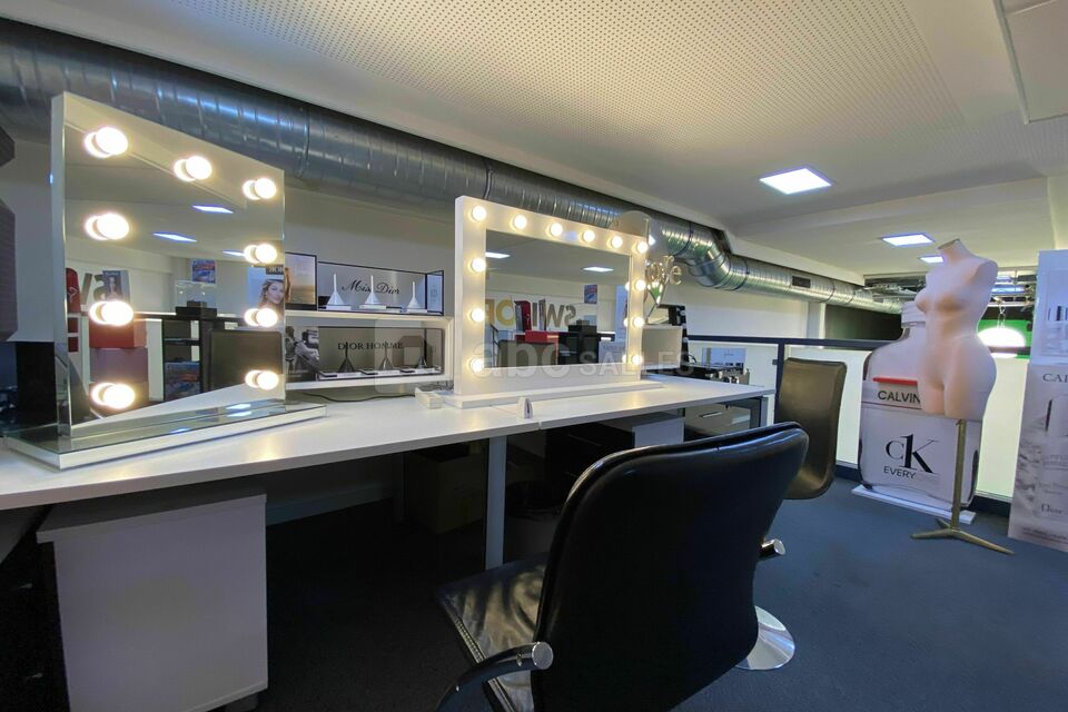 LOGE MAKE UP