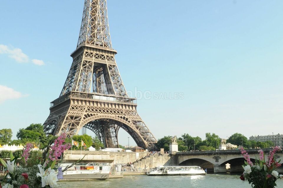 Buffet devant tour eiffel