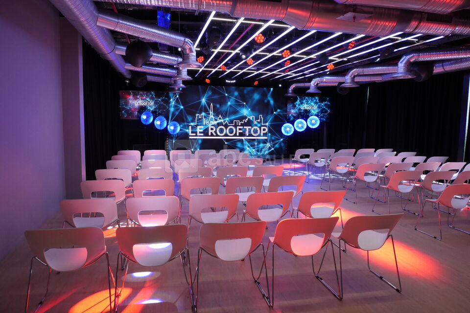 Espace Eastside en conférence (rideaux fermés)