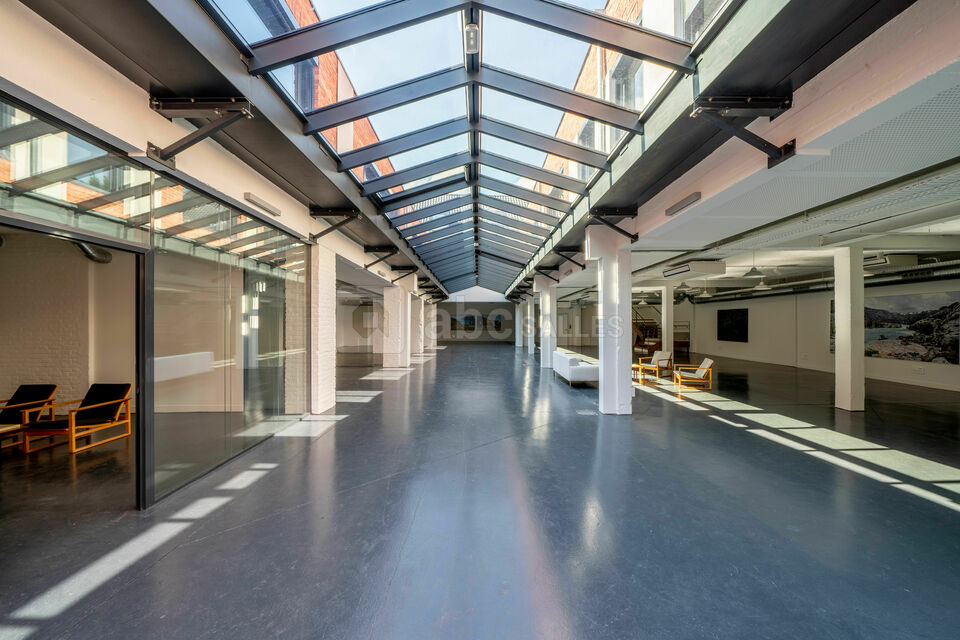 Galérie d'exposition baignée à la lumière du jour
