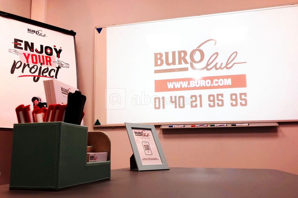 Tableau blanc, paperboard et vidéoprojecteur