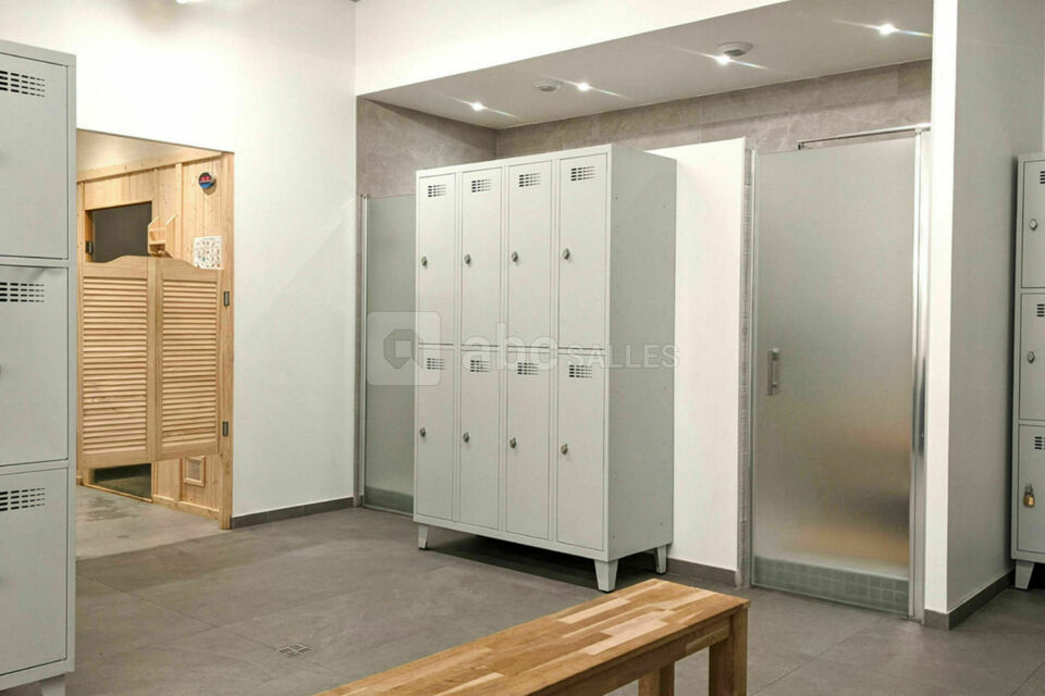 Vestiaire équipé de douche individuelles
