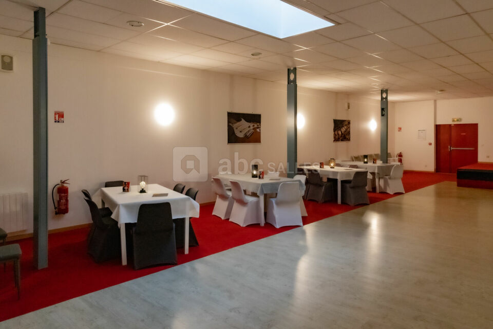 Côté gauche près de la scène