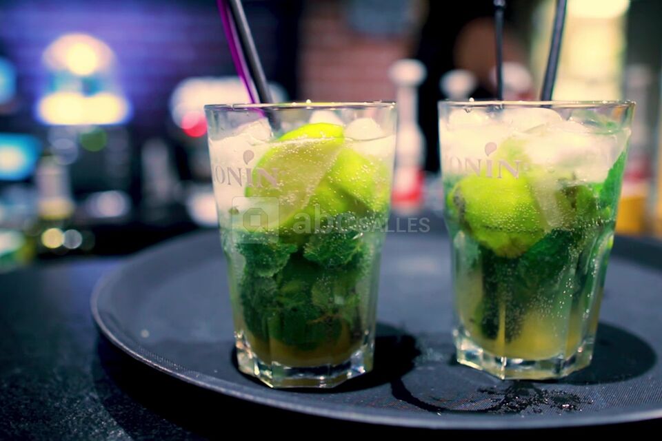 Large éventail de cocktails