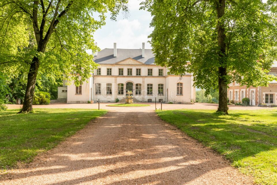 Vue de la façade du chateau entrée principale